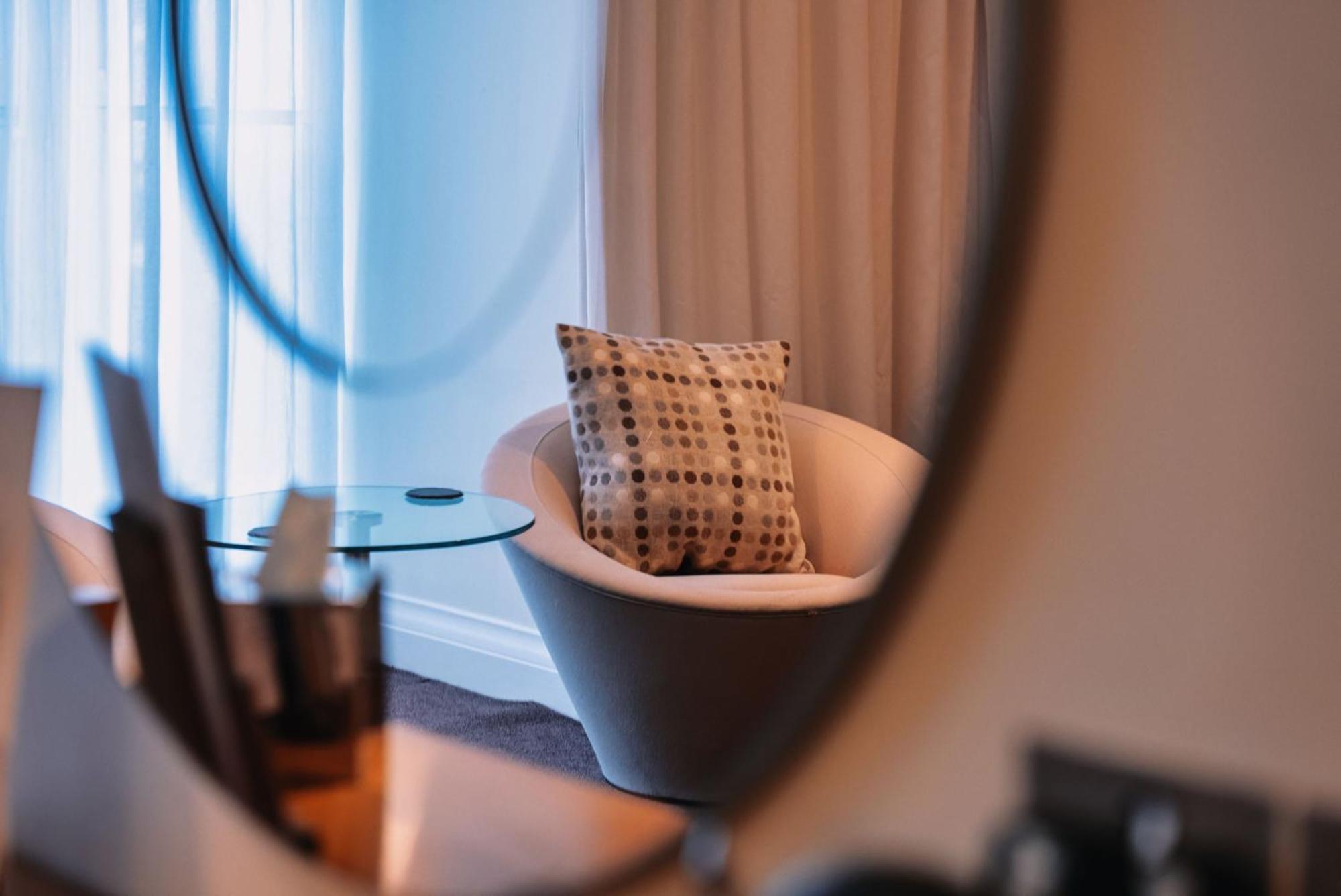 The Bull And Townhouse, Beaumaris- The Inn Collection Group Room photo