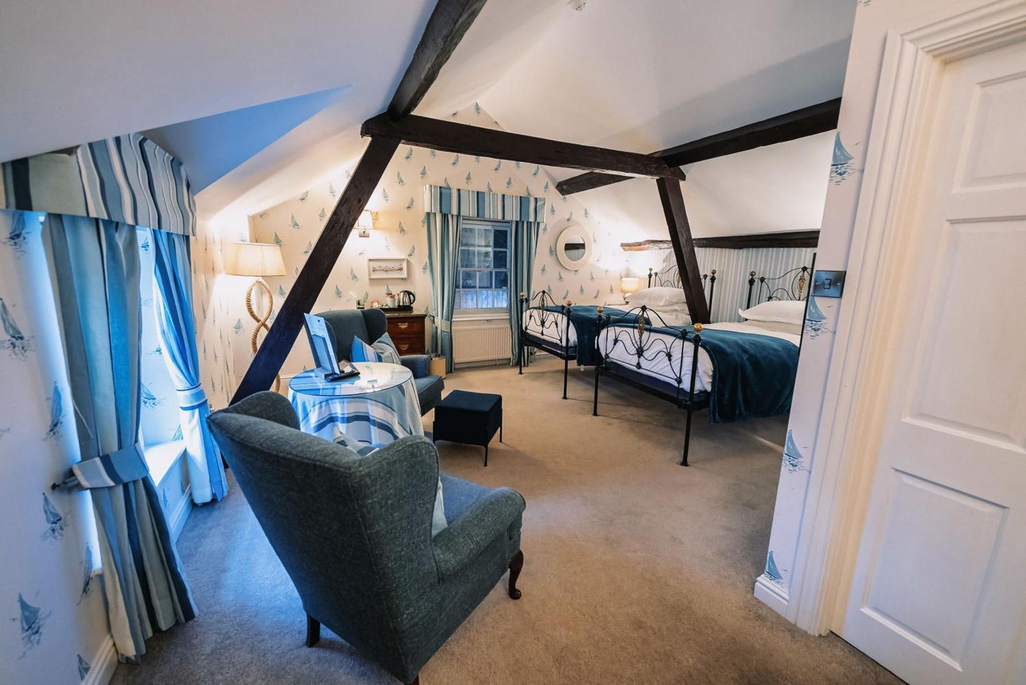 The Bull And Townhouse, Beaumaris- The Inn Collection Group Room photo